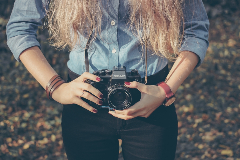 photographe-MASSOINS-min_hand-person-girl-woman-camera-photography-614-pxhere.com